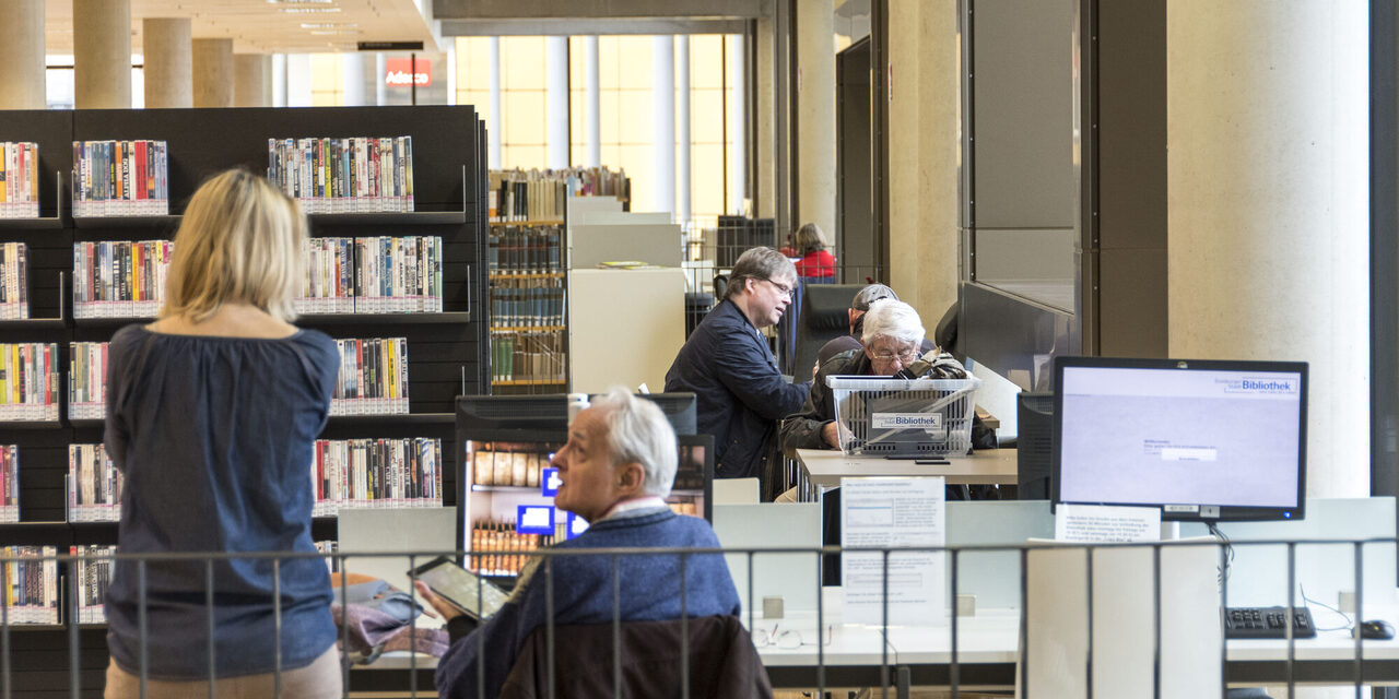 Besucher in der Bücherei