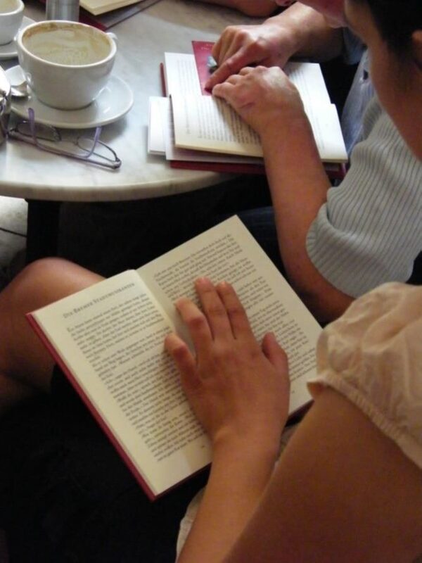 Mitglieder und Mitlesende lesen in einem Buch