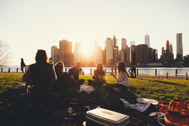 Menschen beim Picknick