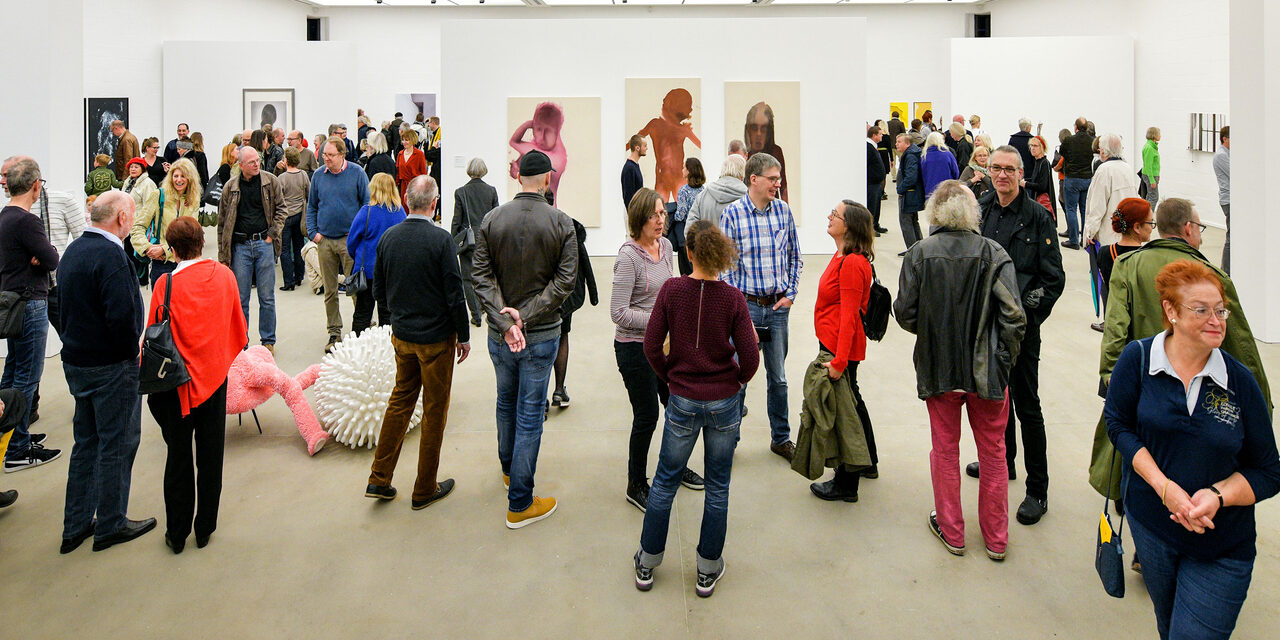 Vor Ort, Besucher in der Ausstellung im Lehmbruck Museum