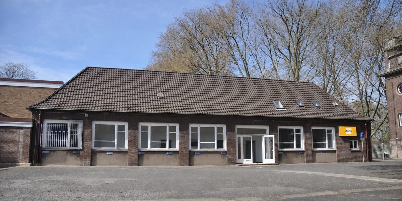 Frontansicht des Atelierhauses Rheinhausen auf dem Parkplatz des Rathauses Rheinhausen