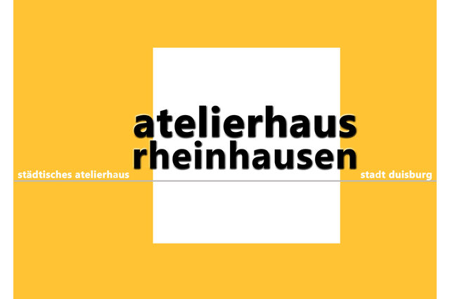 Das Logo des Atelierhauses Rheinhausen, den Namen auf weißem Quadrat auf gelbem Untergrund.