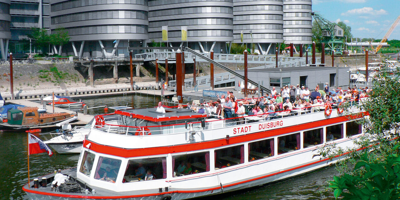 Discover the inland port by boat