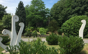 Sculpturen bij de ingang van het Revierpark Mattlerbusch