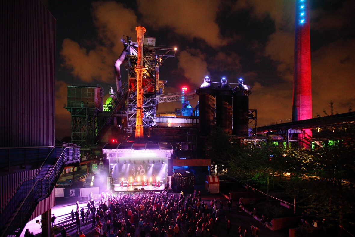 Een openluchtconcert tijdens het Traumzeit Festival