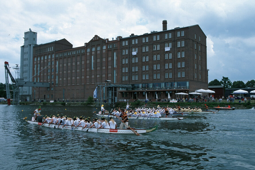 Drakenbootrace in de haven