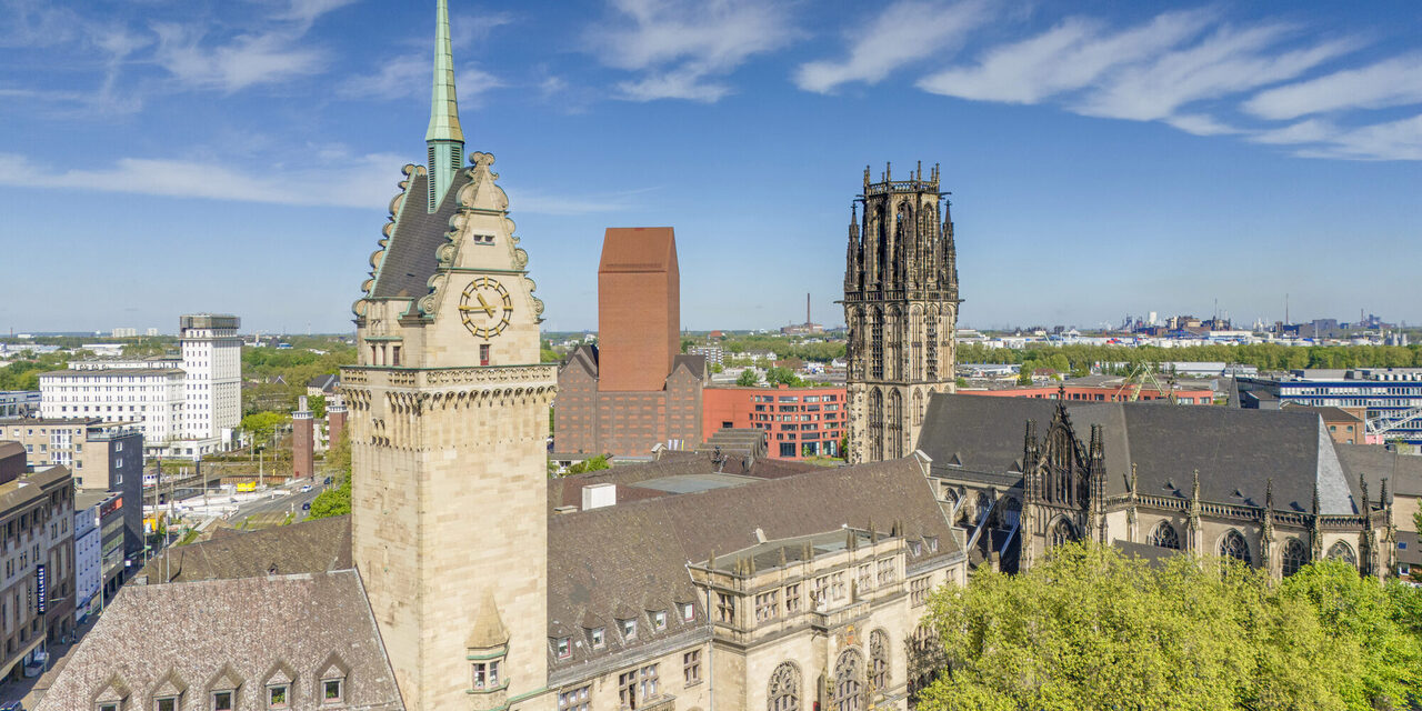 Rathaus und Salvatorkirche
