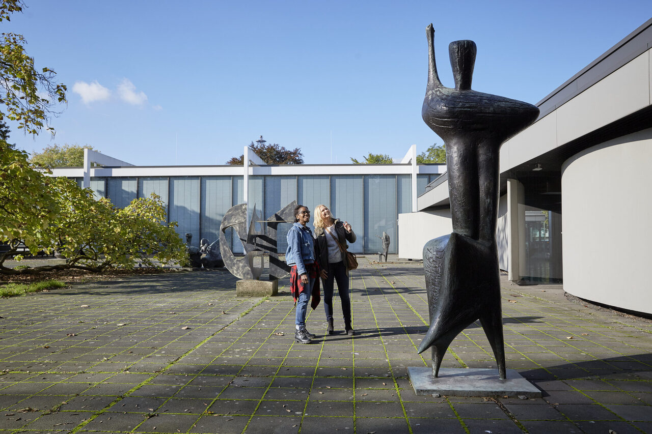 Skulpturen am Lehmbruck Museum
