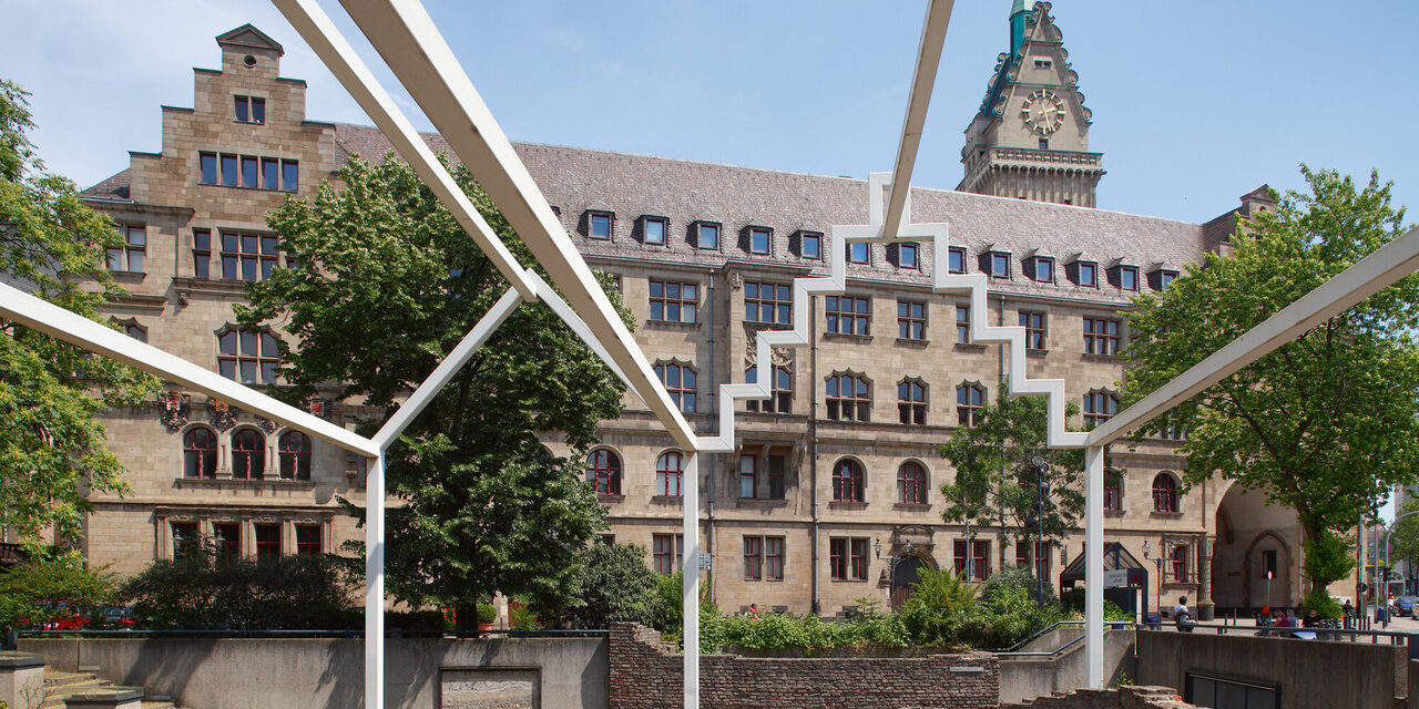 Im Hintergrund ist das Rathaus Duisburg zu sehen, im Vordergrund der Alte Markt.