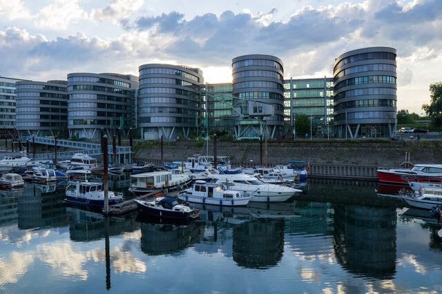 Die Marina und die Gebäude "Five Boats" am Innenhafen Duisburg.