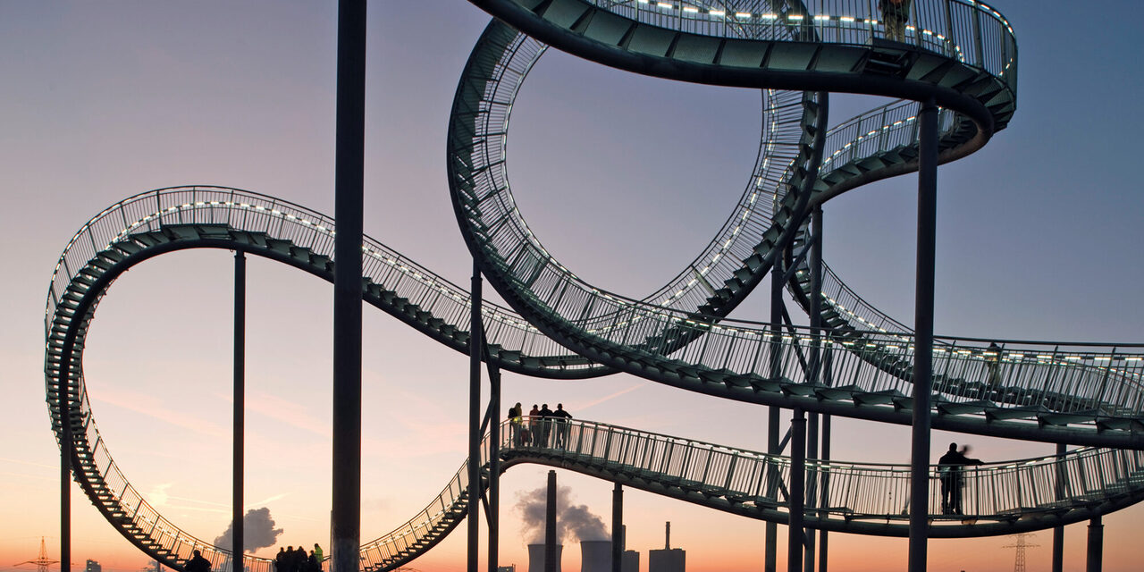 Die Skulptur Tiger & Turtle in der Abenddämmerung.