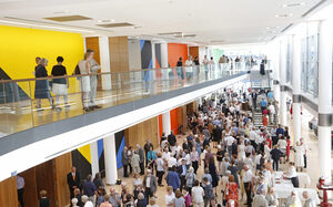 Publikum im Foyer und Rangfoyer Großer Saal Mercatorhalle