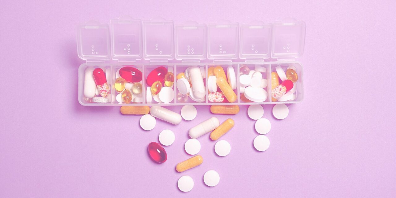 Viele Tabletten in einer Tablettendose