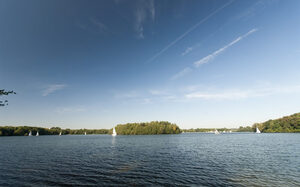 See mit Segelbooten in der Ferne